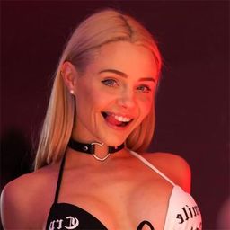 Piper Presley in a black and white bikini grinning at you.